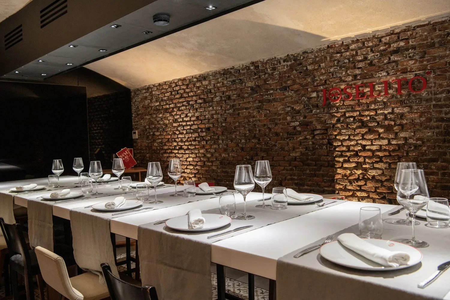 Ресторан Joselito's: подача хамона в дегустационном зале